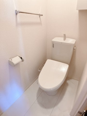 トイレ　ウォシュレット付、パターンクロスも◎