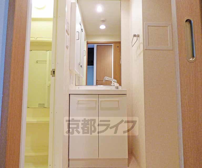 洗面設備　綺麗な洗面台です。