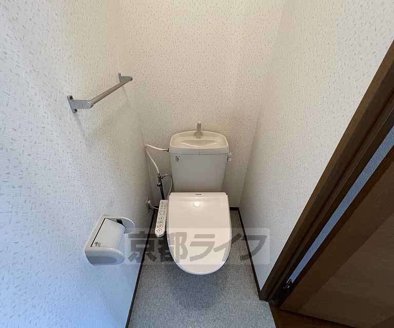 トイレ　ウォシュレット付が嬉しいですね。