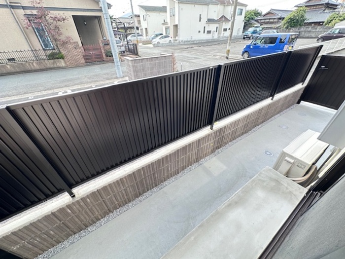 バルコニー　暖かな日差しのふりそそぐバルコニー
