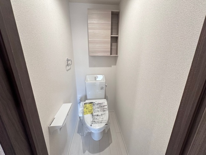 トイレ　落ち着いた色調のトイレです