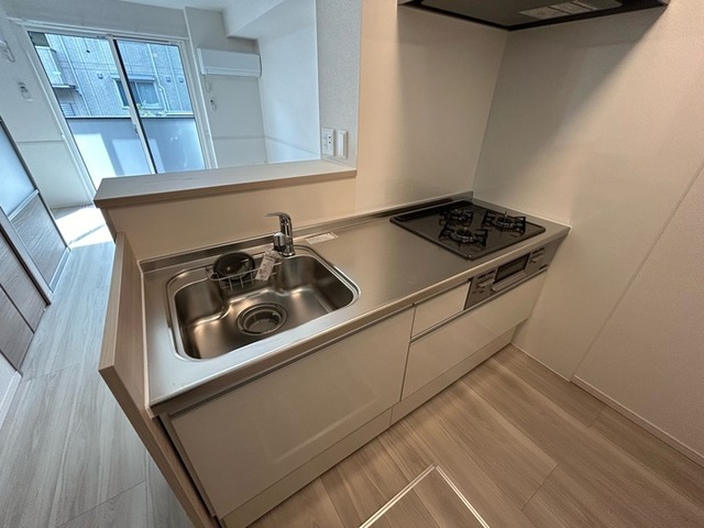 キッチン　対面式３口ガスコンロ付システムキッチン