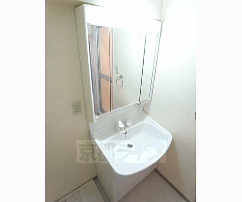 洗面設備　大きな洗面所です