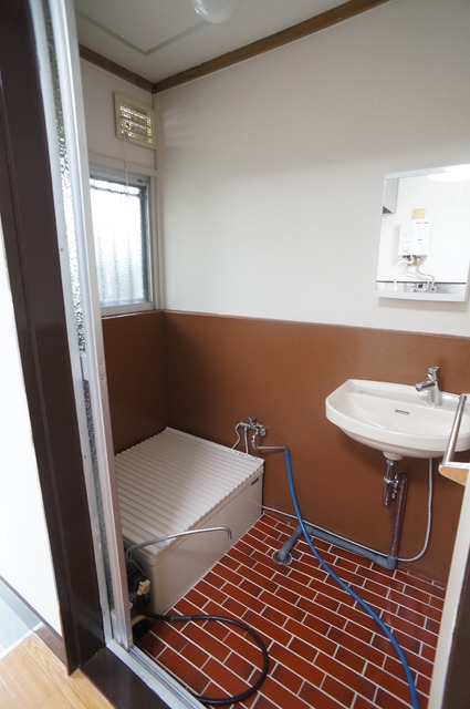 バス・シャワールーム　自然光のはいる窓付きのバスルームです♪