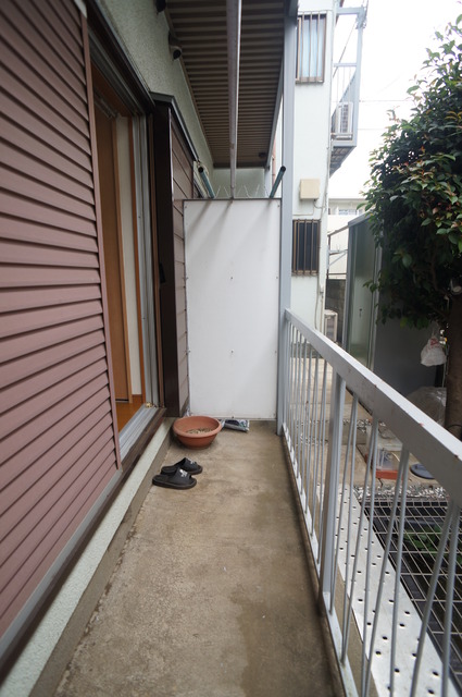 バルコニー　バルコニーがあるので洗濯物を太陽の下で干すことができます♪