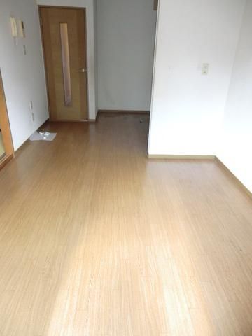 居室・リビング　バルコニーから見た居室