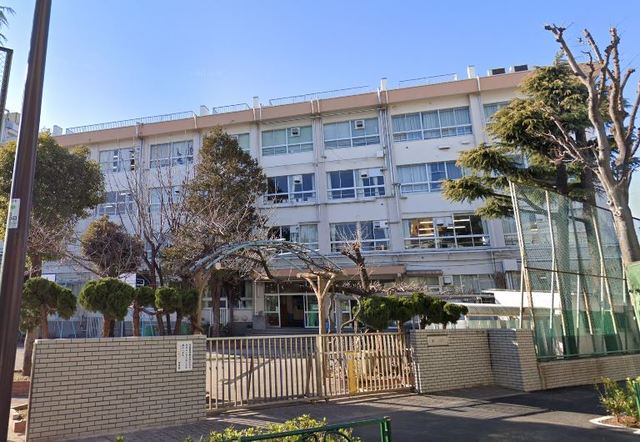 中学校　江戸川区立鹿本中学校（中学校）まで379m