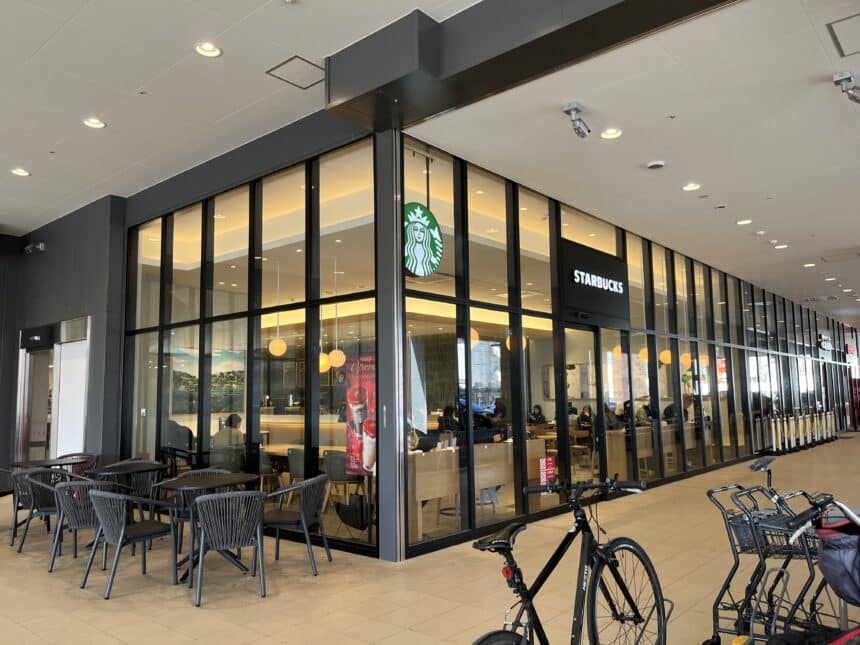 飲食店　スターバックスコーヒーイオンスタイル赤羽店（飲食店）まで249m