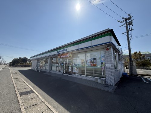 コンビニ　ファミリーマート四日市楠町東店（コンビニ）まで808m