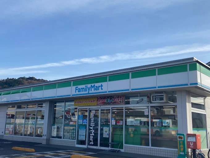 コンビニ　ファミリーマート高知介良店（コンビニ）まで77m