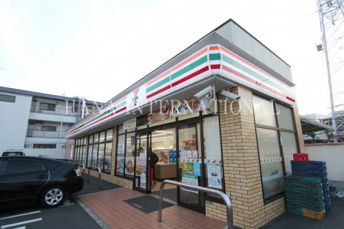 コンビニ　セブンイレブン 足立花保南店（コンビニ）まで683m