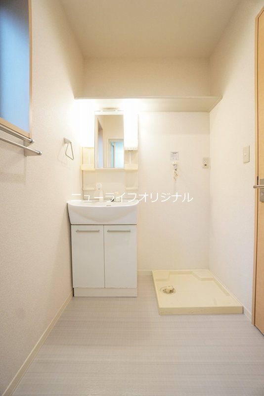洗面設備　シャワー付き洗面台で忙しい朝でも楽に身支度が出来ます。