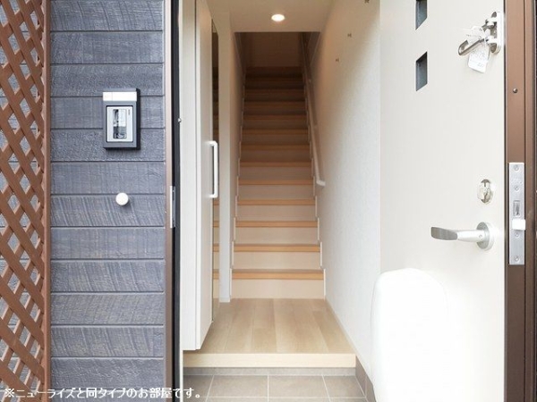 玄関　※参考写真　同建築メーカー施工の同間取完成他物件のものです。