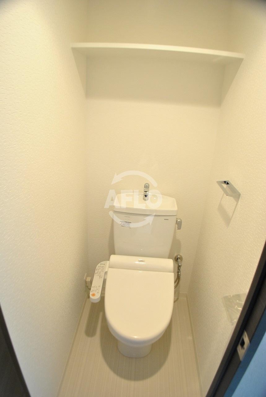 トイレ　レオンコンフォート本町　温水暖房便座