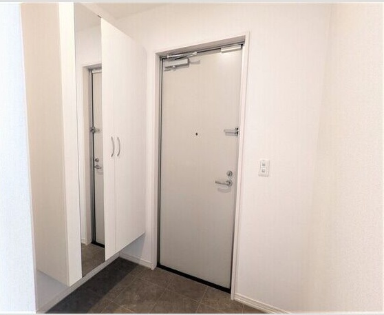 玄関　※写真は同じマンションの違う部屋のものになります。