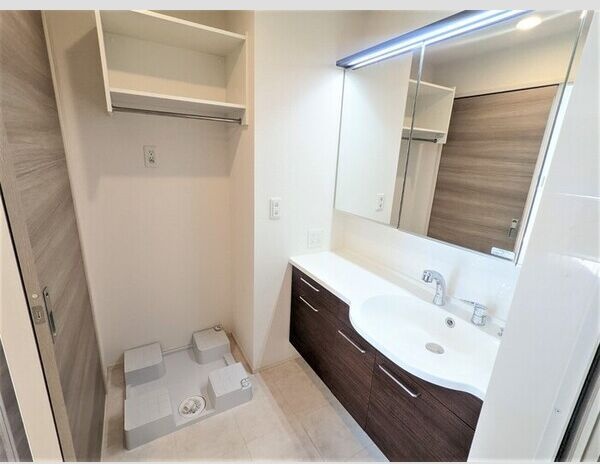 洗面設備　※写真は同じマンションの違う部屋のものになります。