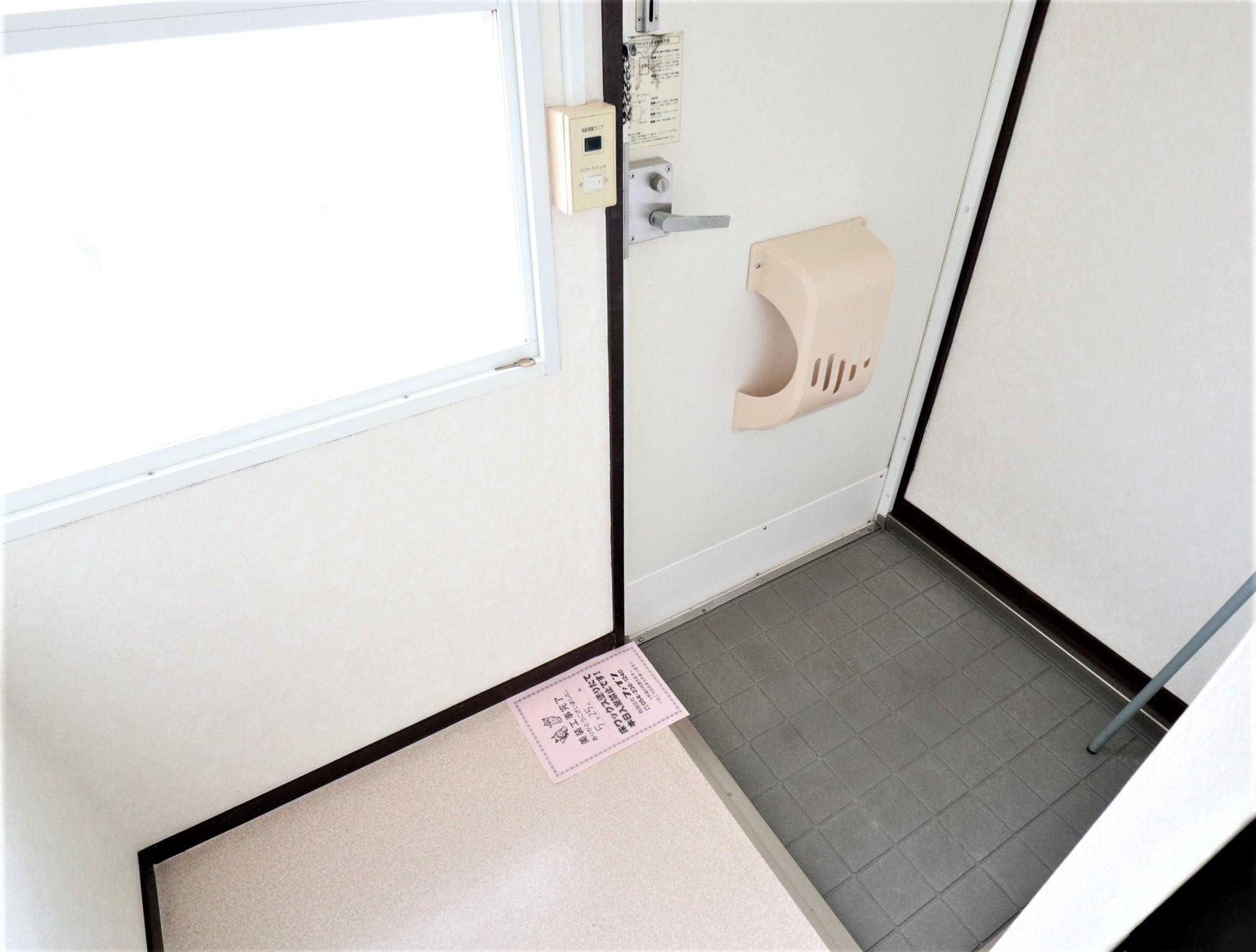 玄関　郵便受け付き☆