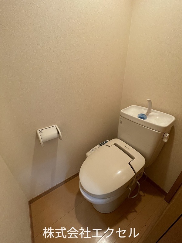 トイレ　温水便座付きです。
