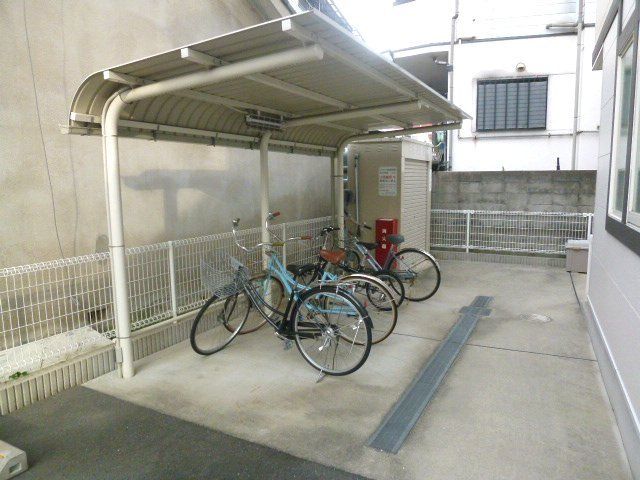 その他共有部分　屋根付きの駐輪場です。