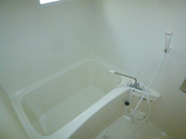 バス・シャワールーム　窓のある浴室です。（浴室乾燥機付き）