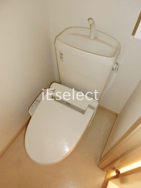 トイレ　温水洗浄便座付きのトイレ。