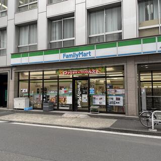 コンビニ　ファミリーマート 海岸三丁目店（コンビニ）まで65m
