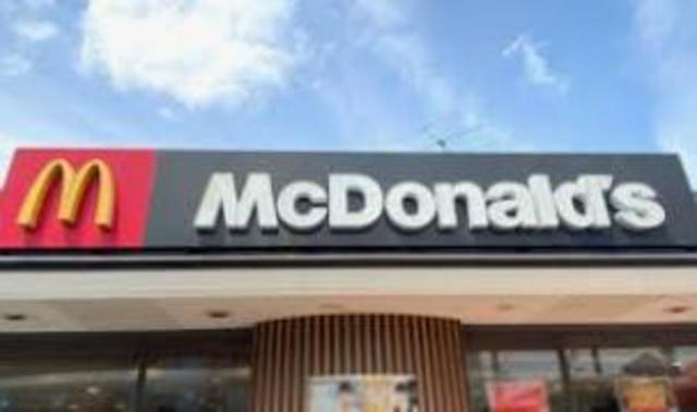 飲食店　マクドナルド久地駅前店（飲食店）まで834m