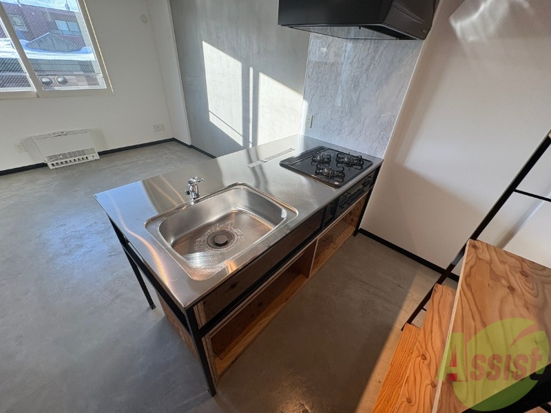 キッチン　３口システムキッチンですのですぐにお料理に使えます！