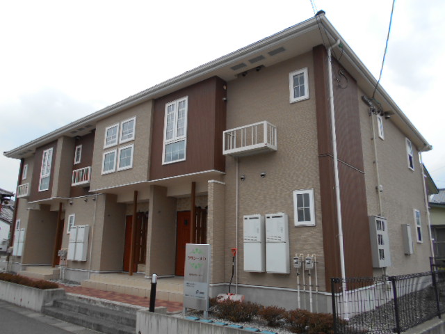 建物外観　建物玄関側（東面）を北東方向より撮影