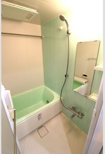 バス・シャワールーム　※写真は同じマンションの違う部屋のものになります。