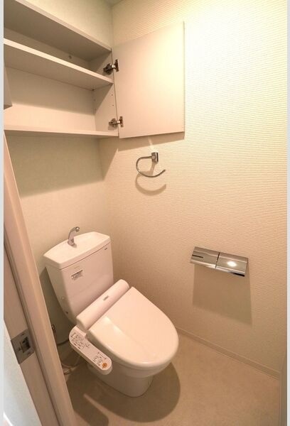 トイレ　※写真は同じマンションの違う部屋のものになります。