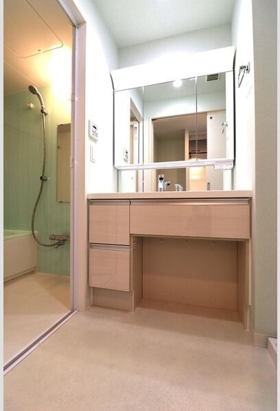 洗面設備　※写真は同じマンションの違う部屋のものになります。