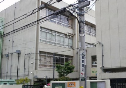 小学校　新宿区立鶴巻小学校（小学校）まで325m