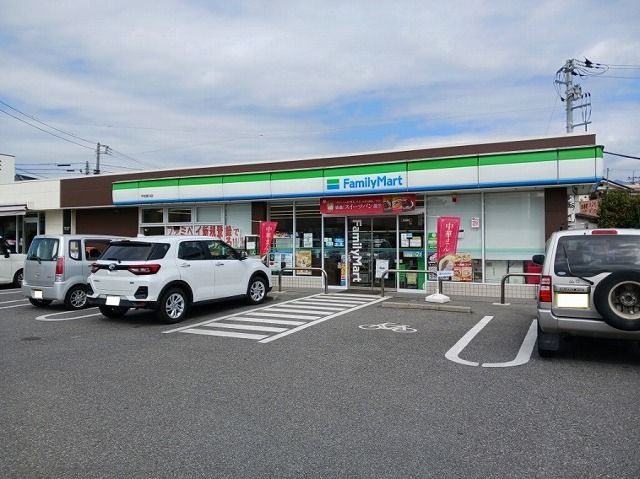 コンビニ　ファミリーマート甲府貢川店（コンビニ）まで700m