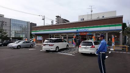 コンビニ　ファミリーマート札幌本郷通2丁目店（コンビニ）まで244m