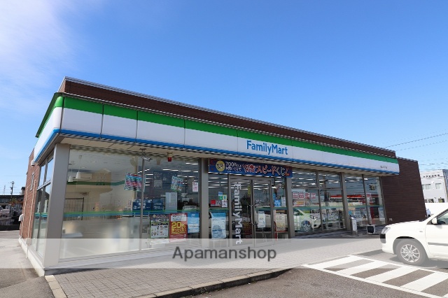 コンビニ　ファミリーマート（コンビニ）まで531m