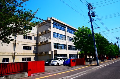 中学校　札幌市立陵北中学校（中学校）まで601m
