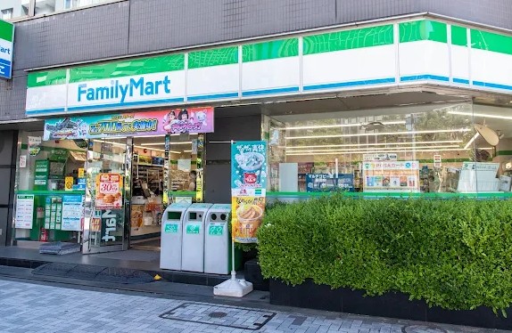 コンビニ　ファミリーマート西小山駅前店（コンビニ）まで203m
