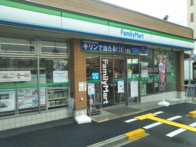 コンビニ　ファミリーマート　箕面牧落三丁目店（コンビニ）まで400m