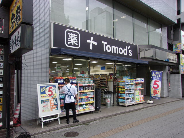 ドラックストア　トモズ　秋葉原店（ドラッグストア）まで220m