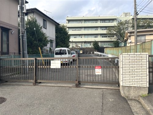 中学校　横浜市立東鴨居中学校（中学校）まで908m