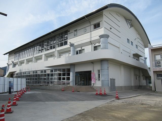 小学校　高岡第一小学校（小学校）まで317m