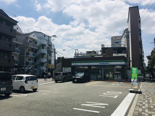 コンビニ　ファミリーマート（コンビニ）まで72m