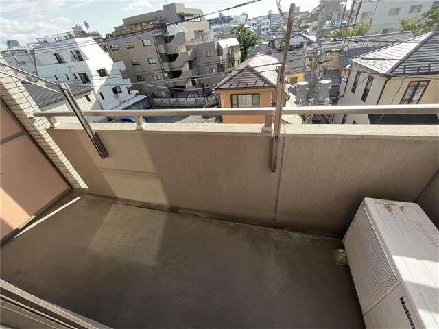 バルコニー　開放的で明るい空間を演出してくれるバルコニーです