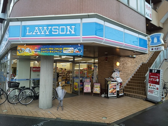 コンビニ　ローソン足立六町駅前店（コンビニ）まで260m