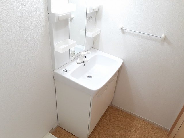 洗面設備　ゆったりとスペースのある洗面所