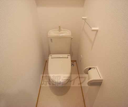 トイレ　便座があったかいウォームレット付きです