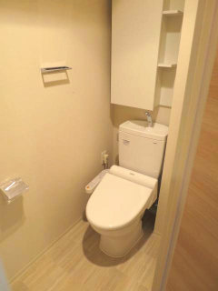 トイレ　落ち着いた色調のトイレです