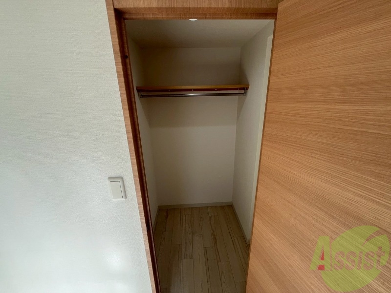 収納　こちらの収納にはハンガーをかけて服もしまえますね。