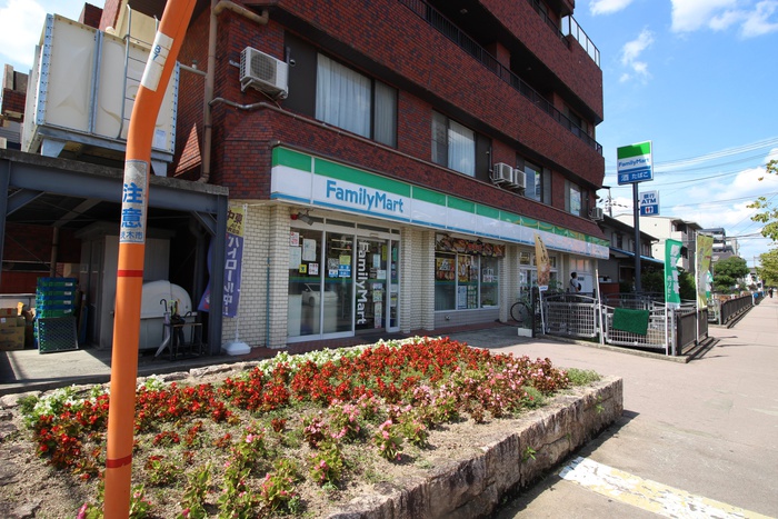 コンビニ　ファミリーマート（コンビニ）まで1000m